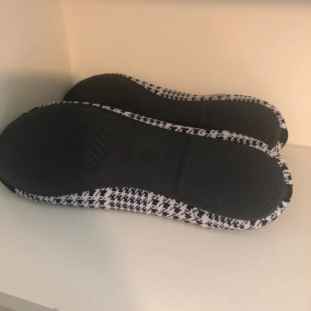 Comfort & Soft Gray and Black Houndstooth Plaid Flats - Size 11 - Picture 6 of 7